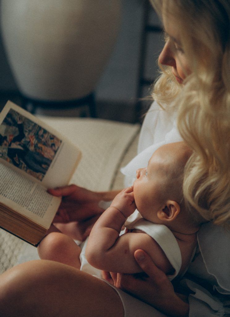 madre leer cuento bebe